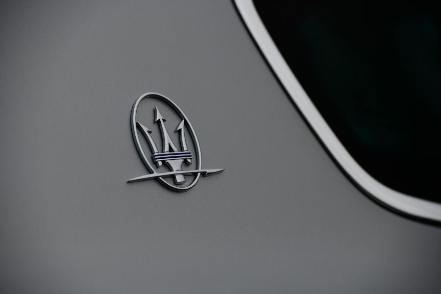 Логотип Maserati Levante S Q4 GranSport 2017 года  (AU) (фото 4 из 36)